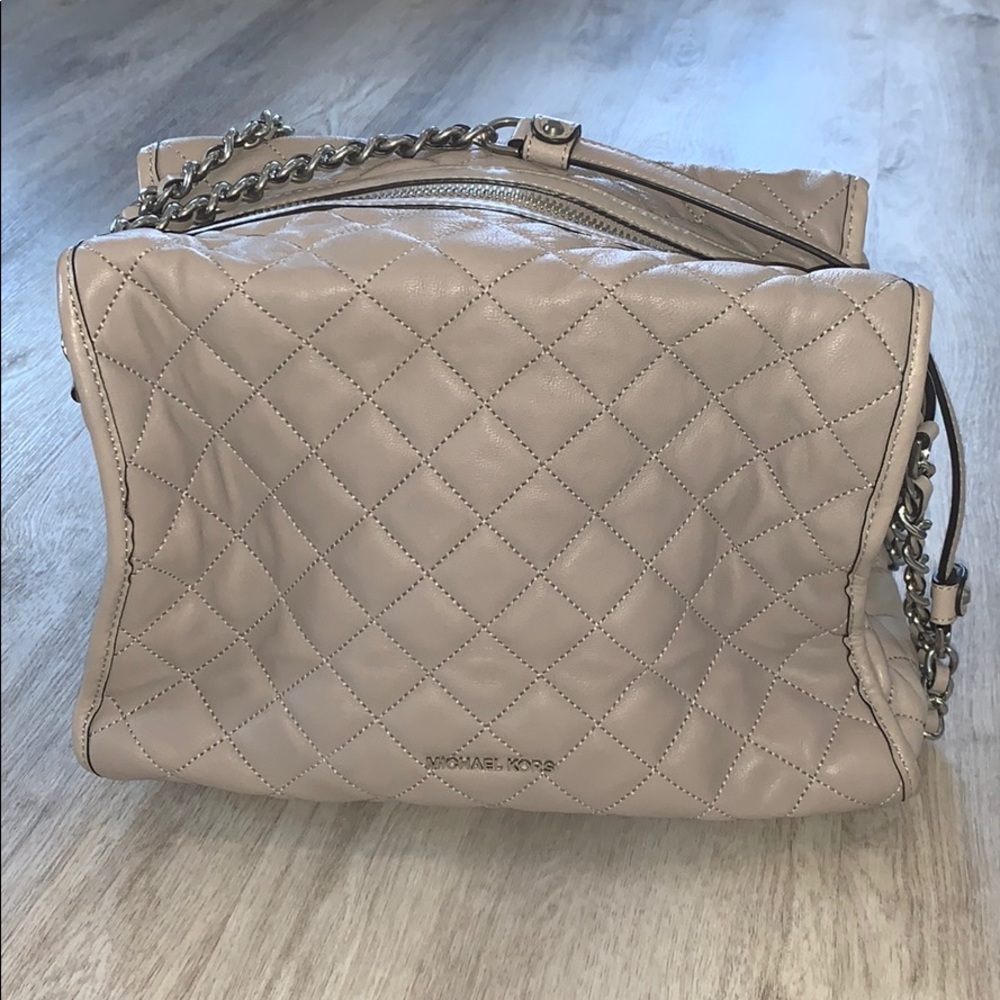 STUNNING MICHAEL KORS GRAY LAMBSKIN QUILTED BAG